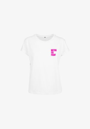 T-shirt in cotone bianco con maniche corte, caratterizzato da un testo rosa acceso "ASPETTANDO VENERDÌ" nella zona sinistra del petto. Collo rotondo.