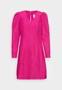 Klar rosa texturerad klänning i tyg med långa puffärmar, V-ringning och dragkedjestängning bak.