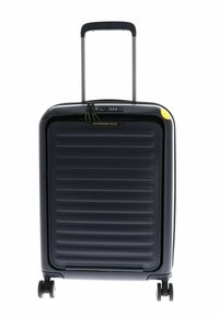 Valise rigide noire avec une texture striée, poignée rétractable et roues pivotantes. Comprend un verrou à combinaison et un accent jaune.
