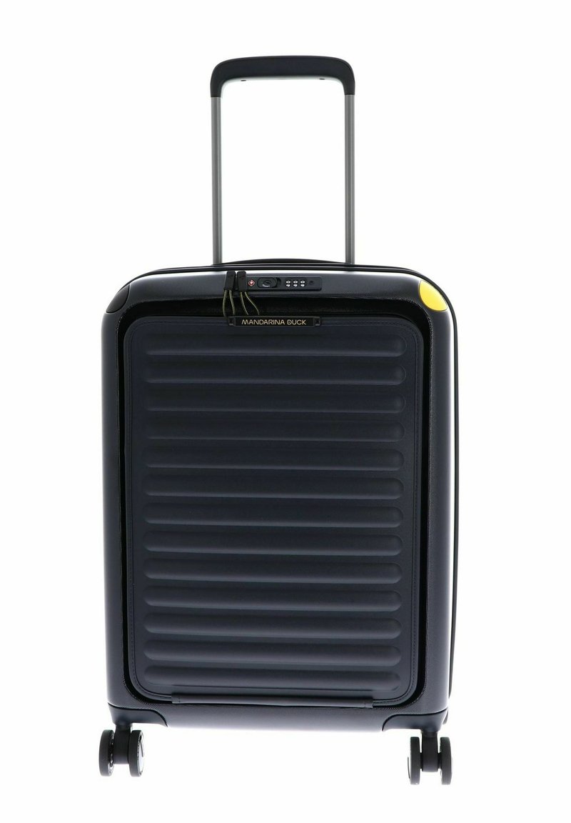 Valise rigide noire avec une texture striée, poignée rétractable et roues pivotantes. Comprend un verrou à combinaison et un accent jaune.