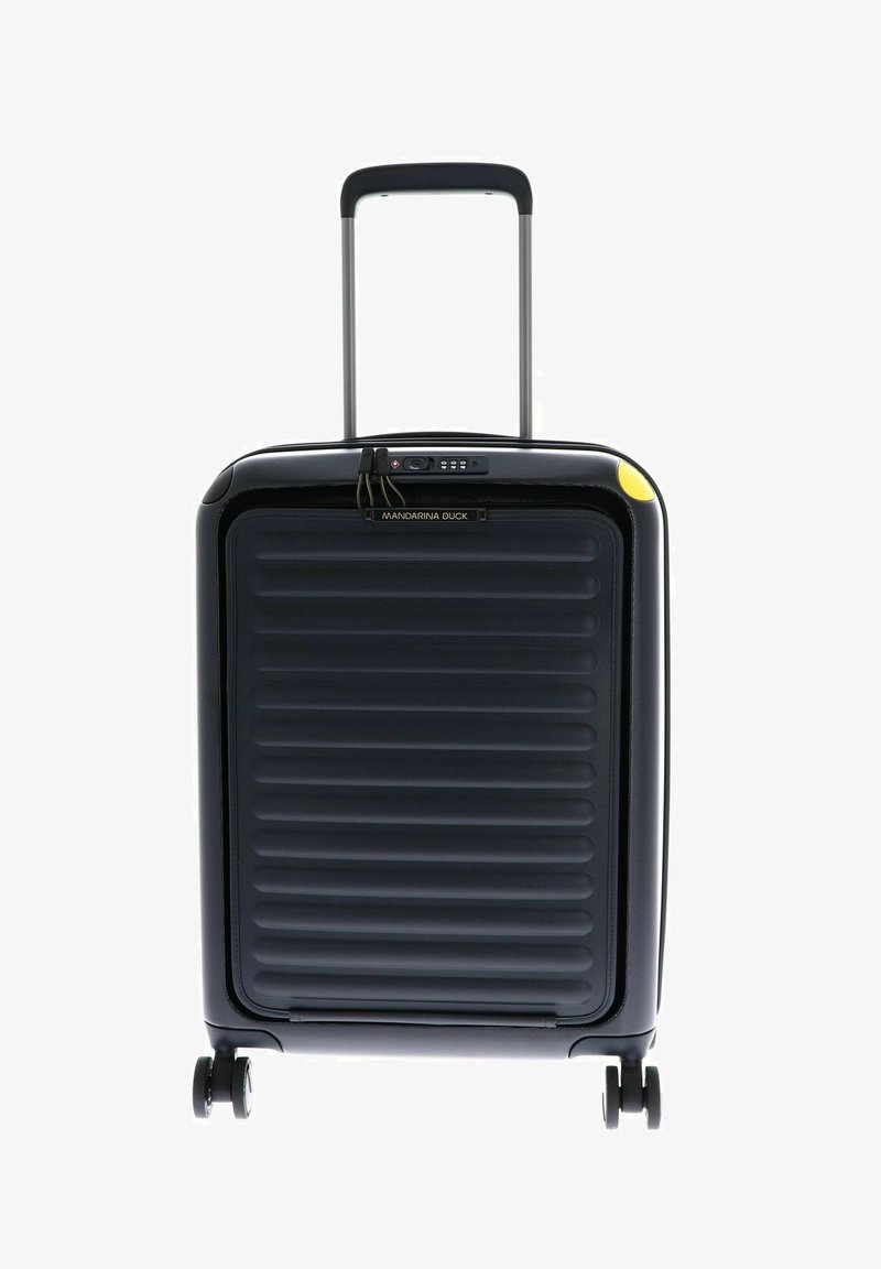 Valise rigide noire avec une texture striée, poignée rétractable et roues pivotantes. Comprend un verrou à combinaison et un accent jaune.