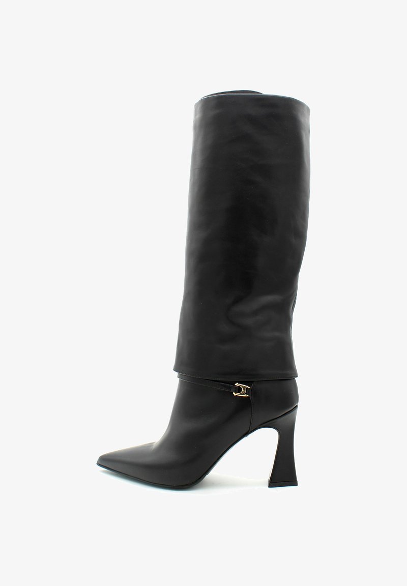 Czarne skórzane kozaki do kolan z wydłużonym noskiem, wąskim paskiem i złotym zapięciem oraz szerokim wysokim obcasem na białym tle.