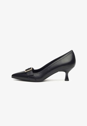 Zwarte leren pump met een spitse neus, lage hak en een metallic gesp accent. Soepele textuur en naadloos ontwerp.