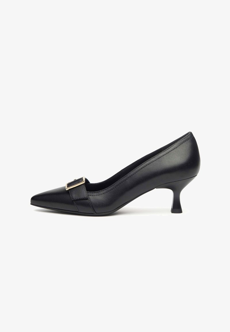 Décolleté nera in pelle con punta affusolata, tacco basso e un accentato fibbia metallica. Texture liscia e design senza cuciture.