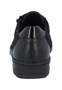 Schwarzer synthetischer Schuh mit einem glatten, glänzenden Absatz; strukturierte Oberseite mit dezenten Mustern; flache Sohle; minimalistisches Design.