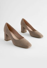 Next FOREVER COMFORT SQUARE TOE COURT REGULAR WIDE FIT - Klassieke pumps - mink brown