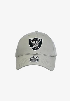 Graue verstellbare Baseballkappe mit schwarzem und weißem Raiders-Logo-Patch auf der Vorderseite und einem '47 MVP'-Markenaufkleber auf dem Schirm.