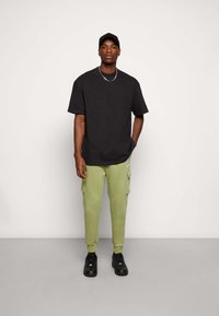 Nike Sportswear CLUB PANT  - Cargo trousers - alligator