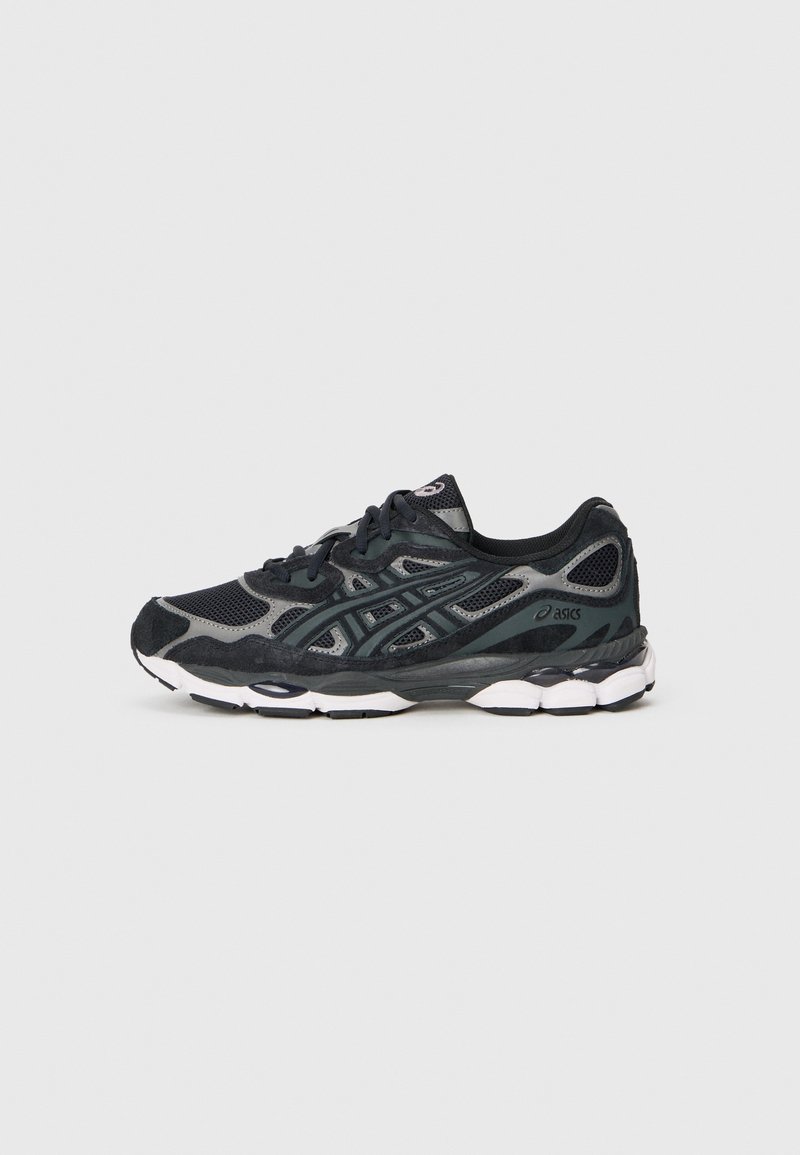 Chaussure de course Asics noire et grise avec tige en mesh et synthétique, fermeture à lacets et semelle blanche segmentée vue de profil.