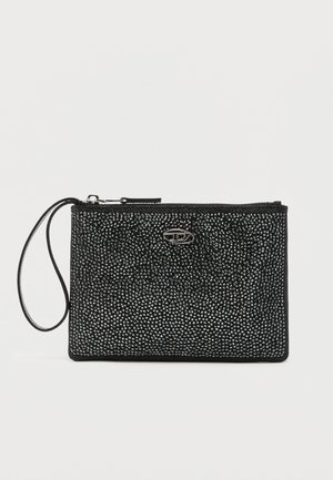 Schwarze Clutch mit strukturierter Oberfläche, verziert mit kleinen silbernen Nieten, ausgestattet mit einem oberen Reißverschluss und einem seitlichen Handgelenkriemen.