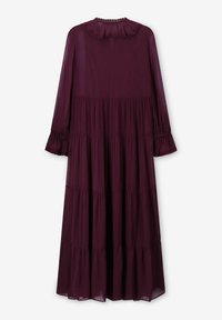 Robe longue à manches longues en chiffon bordeaux profond. Elle présente un col à volants et un design à étages avec des poignets et une taille élastiqués.