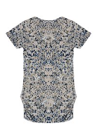 Kortærmet, beige T-shirt med et blått, grønt og marineblått abstrakt mønster, lavet af blødt stof med buet kant.