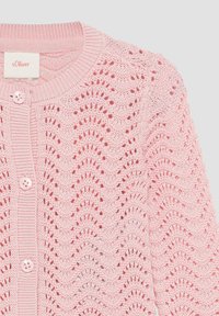 Lichtroze gebreide cardigan met een golfpatroon, geribbelde halslijn en vijfknopen sluiting. Heeft een opengewerkt textuur en een zachte stof.