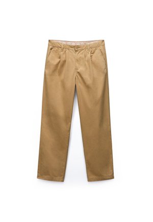 Proste spodnie w kolorze piaskowym z przednimi zakładkami, bocznymi kieszeniami, zapięciem na guzik i szlufkami na pasek na białym tle.