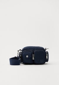 Navyblaue Stoff-Umhängetasche mit mehreren Reißverschlussfächern, silbernen Beschlägen und einem abnehmbaren Tragegurt, mit einer strukturierten Oberfläche und einem Logopatch.