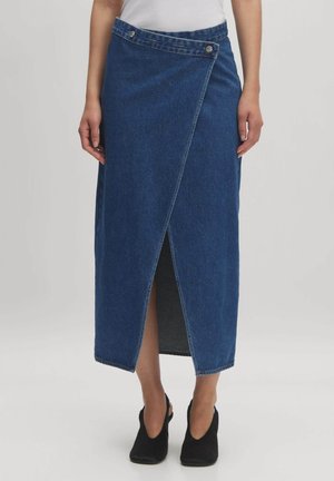 Dunkelblaue Jeans-Maxi-Rock mit einem frontalen Schlitz und einem Wickeldesign, versehen mit zwei silbernen Knöpfen am Taillenbund. Glatte Textur.