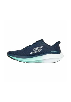 Navyblauer Skechers Laufschuh mit weißer und hellblauer Sohle, Schnürdesign und Logo an der Seite.