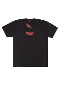 Černé bavlněné tričko s červeným logem "STRANGER THINGS" napříč hrudníkem v tučném, stylizovaném písmu. Krátké rukávy a kulatý výstřih.