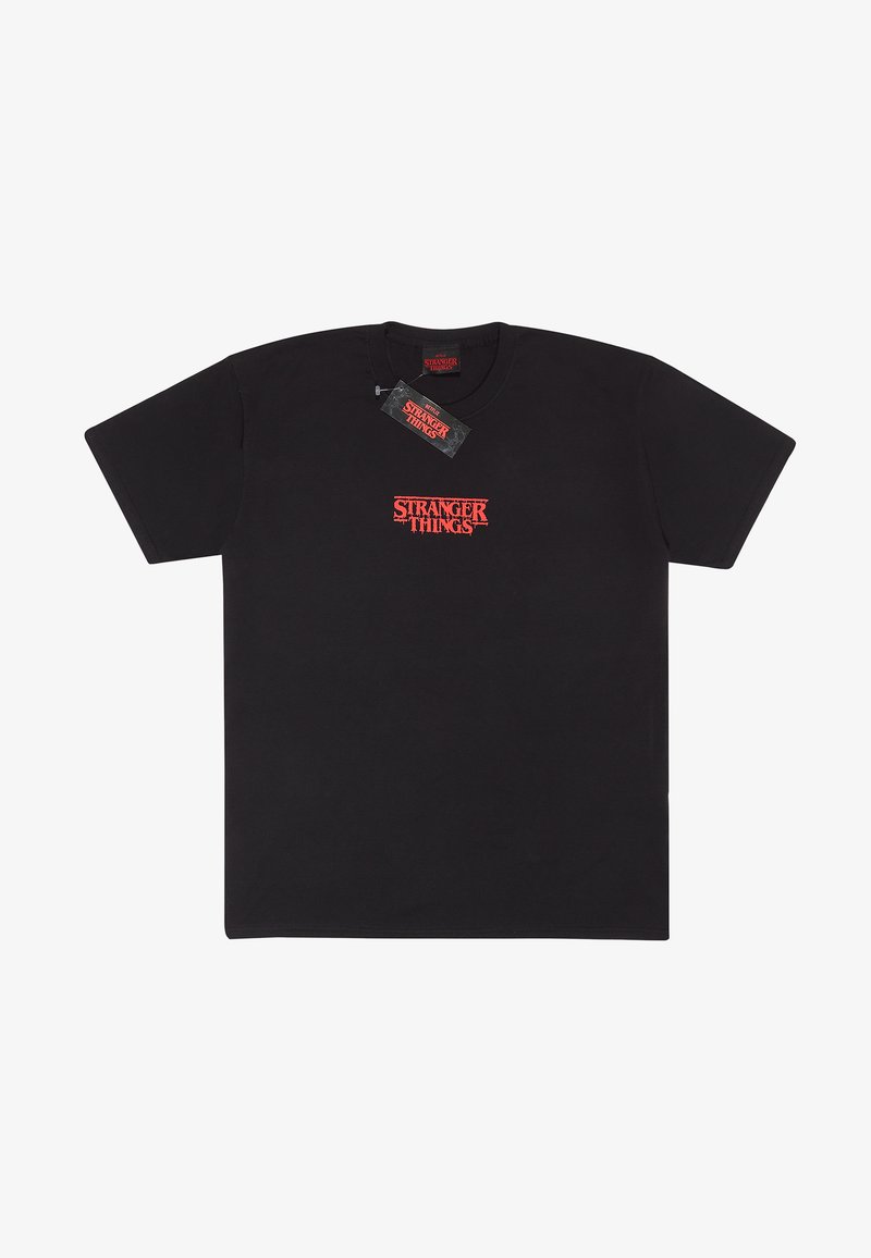 Zwarte katoenen t-shirt met een rood "STRANGER THINGS" logo op de borst in een vet, gestileerd lettertype. Korte mouwen en ronde hals.