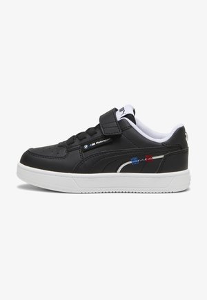 Sneaker in pelle nera con suola bianca, punta rotonda, lacci e cinturini in velcro. Presenta il logo BMW Motorsport e accenti colorati a strisce.