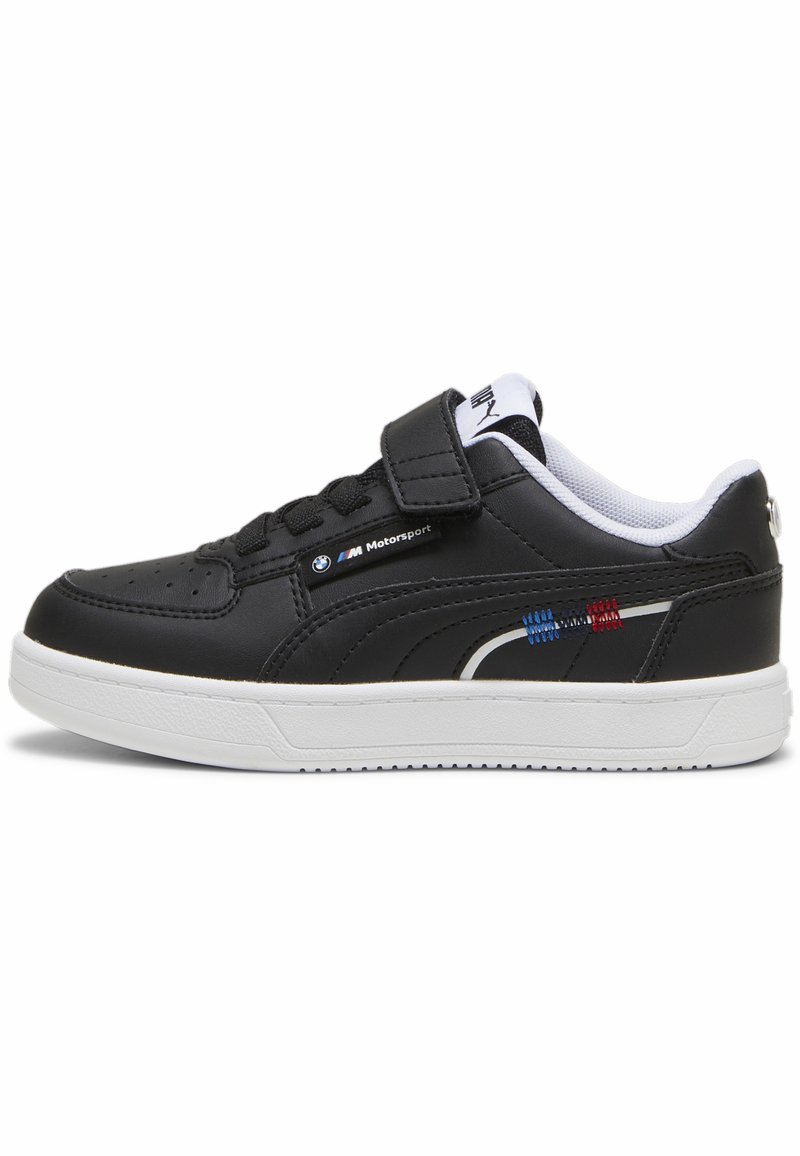 Zapatilla negra de cuero con suela blanca, puntera redonda, con cordones y correas de velcro. Presenta el logo de BMW Motorsport y acentos de rayas coloridas.
