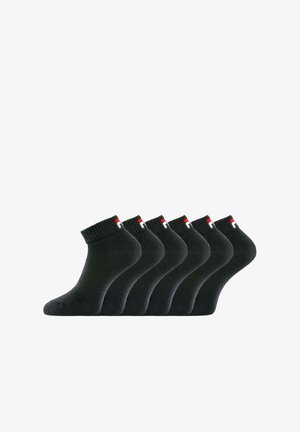 Chaussettes noires en coton à chevilles avec des bordures côtelées, arborant un petit logo rouge et blanc. Six paires disposées en rang, texture lisse.