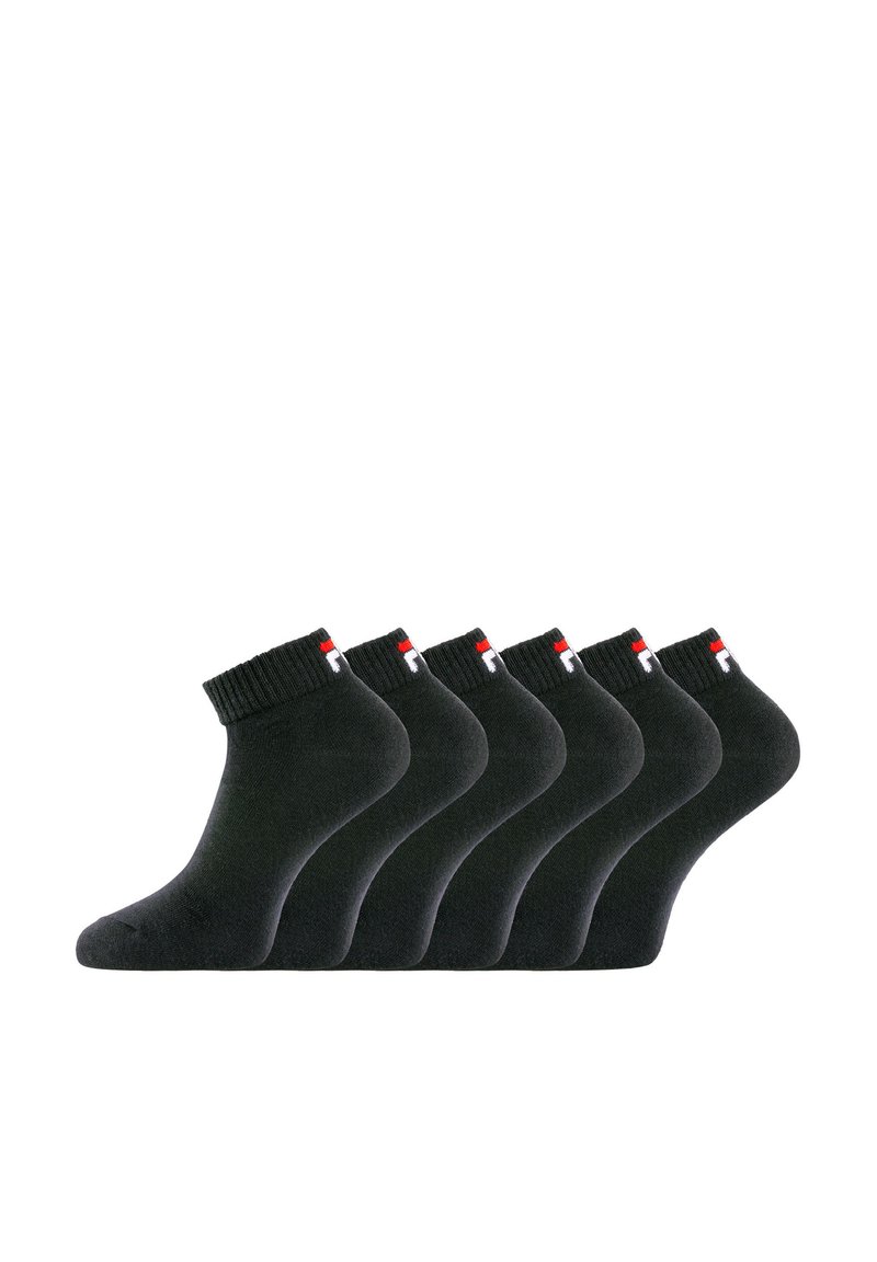 Chaussettes noires en coton à chevilles avec des bordures côtelées, arborant un petit logo rouge et blanc. Six paires disposées en rang, texture lisse.