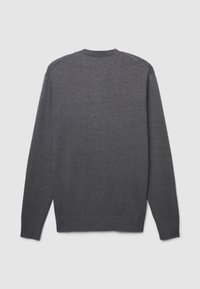 Maglione grigio a maglia con maniche lunghe, collo rotondo e design minimale. Presenta polsini e orlo a costine e una texture liscia.