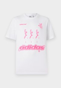 Hvit bomulls t-skjorte med stor rosa tekst, "SPSTR," tre rosa grafiske figurer og "adidas" i bobletekst nederst.