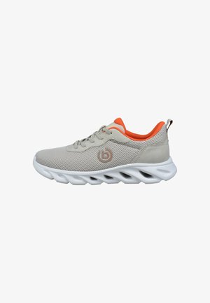 Hellgrauer Mesh-Sneaker mit weißer, belüfteter Sohle und leuchtend orangefarbenem Innenfutter, seitlichem Logo und Zuglasche an der Ferse.