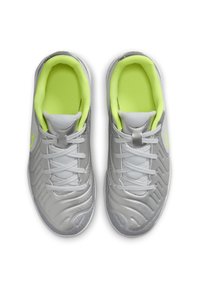 Zapatillas deportivas de material sintético plateado con un diseño texturizado. Forro interior de un vibrante verde neón y cordones blancos.