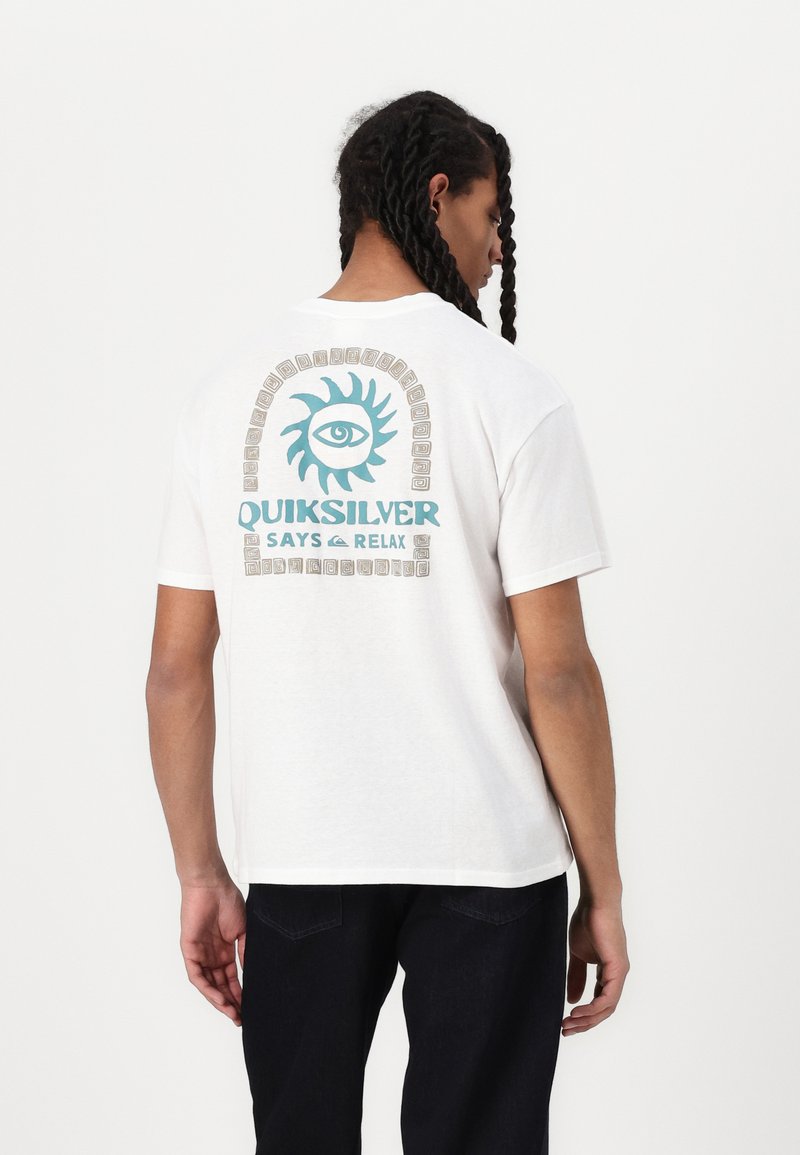Tricou alb din bumbac cu un grafic pe spate care prezintă un ochi, un design solar și inscripția "Quiksilver Says Relax" în nuanțe de turcoaz și gri. Croială casual.