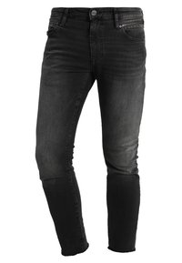 Jeans de mezclilla negra con un corte ajustado, que cuentan con cierre frontal de botones, cinco bolsillos y un sutil patrón de desgaste en las piernas.