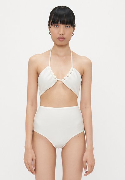 Bijeli bikini set s halter gornjim dijelom s teksturiranim detaljima i visokim donjim dijelom, glatka tkanina, minimalistički dizajn.