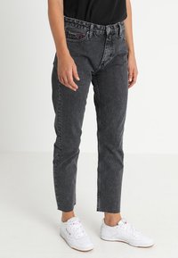 Černé džíny s vysokým pasem a rovnými nohavicemi, vyrobené z denimu. Mají klasický design s pěti kapsami a jemné detaily blednutí.