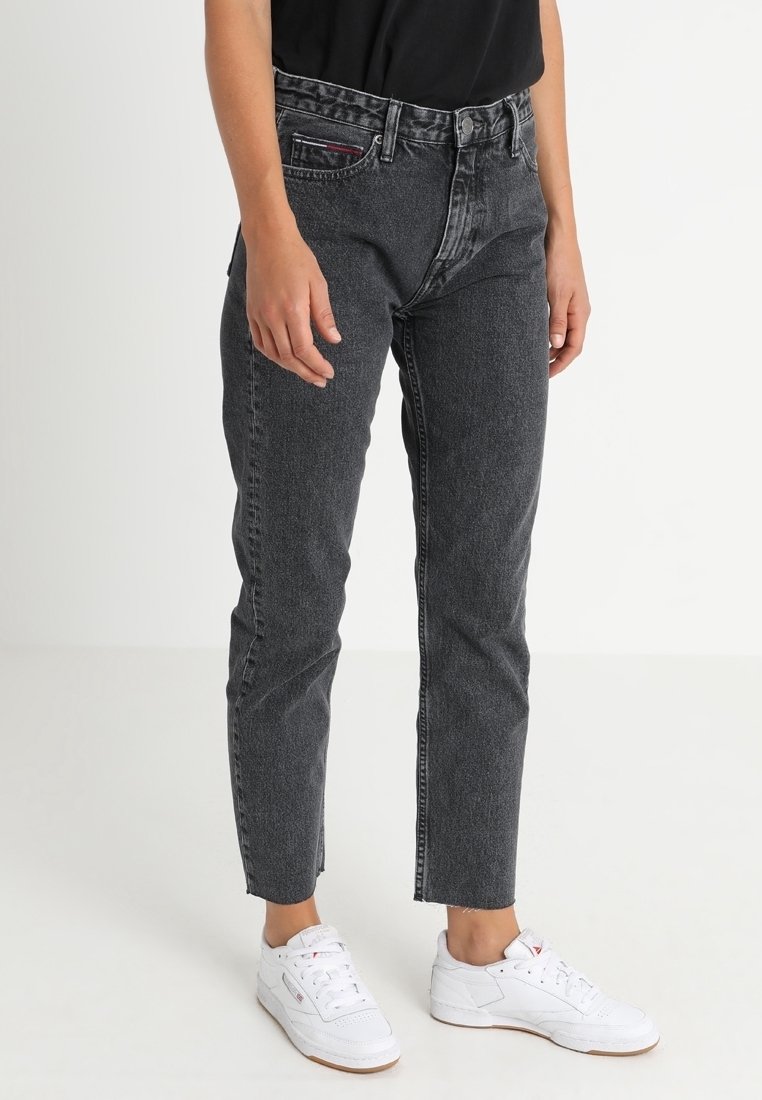 Černé džíny s vysokým pasem a rovnými nohavicemi, vyrobené z denimu. Mají klasický design s pěti kapsami a jemné detaily blednutí.