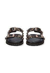 Sandalias negras con dos correas anchas que cuentan con tachuelas metálicas y un detalle de hebilla, planta texturizada y acentos dorados contrastantes a lo largo de la suela.