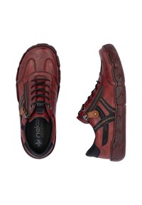 Chaussures en cuir rouge avec un laçage, fermeture éclair sur le côté, accents noirs et coutures décoratives sur le dessus et la semelle.