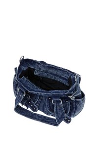 Denim skuldertaske i m�ørkeblå med en bred åbning, indvendig lomme og justerbare stropper. Udstyret med metalhardware og rynkeaccenter.