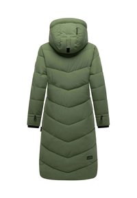 Manteau d'hiver long matelassé vert olive avec capuche, motif en chevrons et poignets zippés, vu de dos.