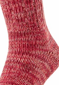 Calza a maglia a righe rosse e rosa con design texturizzato, dotata di bordo a costine e tessuto liscio, che presenta tonalità variabili e punta senza cuciture.