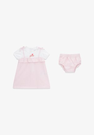 Vestito rosa e bianco a righe per bambina con volant e copri pannolino abbinato, caratterizzato da maniche corte e logo "Guess" rosso sul petto.
