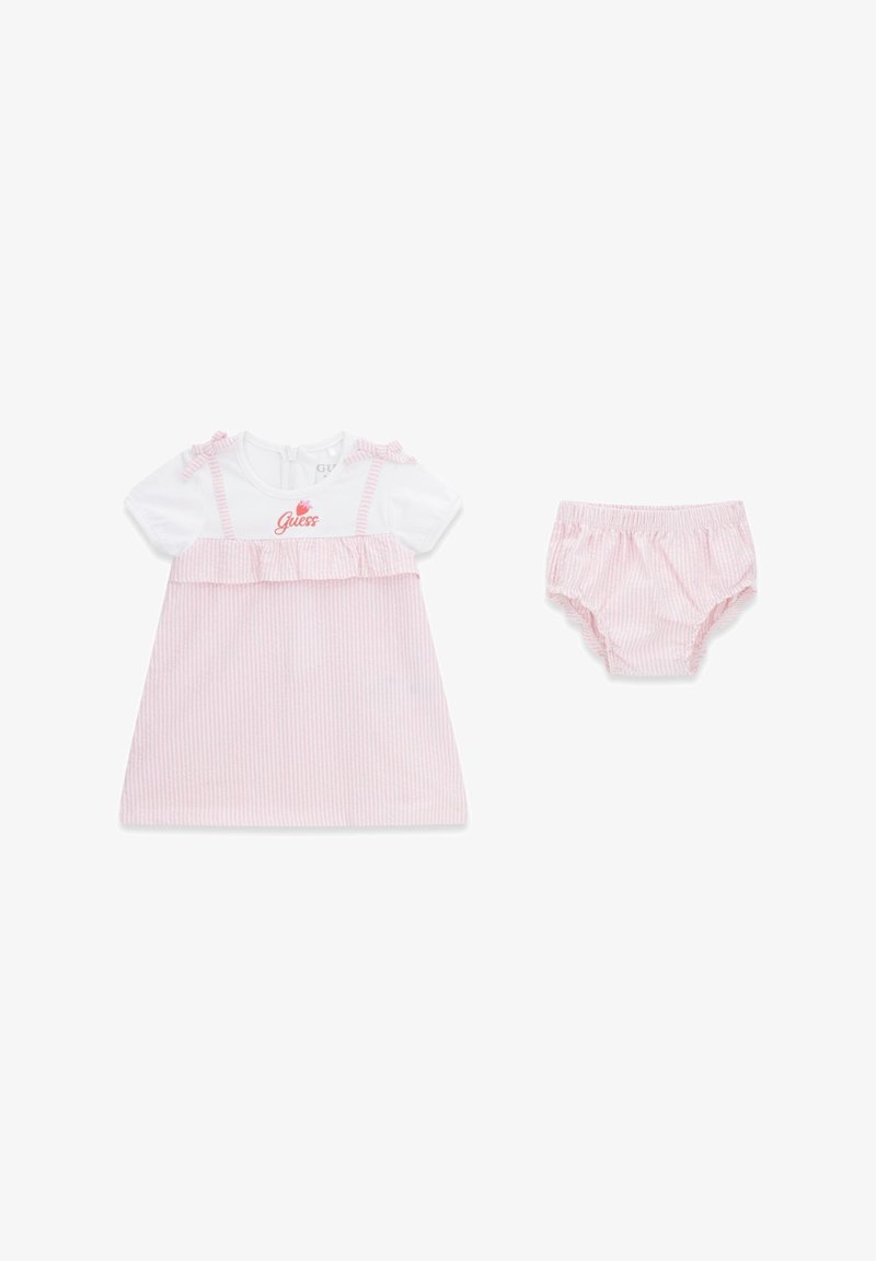 Robe rose et blanche rayée pour bébé fille avec volants et culotte assortie, manches courtes et logo rouge "Guess" sur la poitrine.