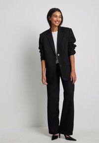 NA-KD OVERSIIZE - Cappotto corto - black