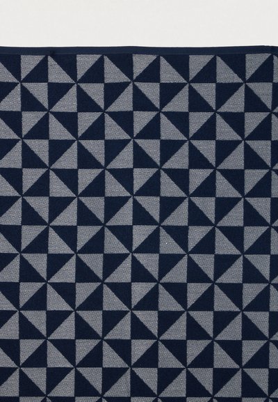 Tumši zils un pelēks audums ar ģeometrisku rakstu no pārmaiņus izvietotām trijstūrēm, ar gludu tekstūru un cieši austu audumu.