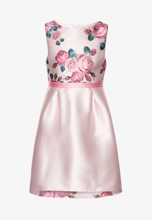 Robe en satin rose avec un imprimé floral de roses roses sur le corsage, une ceinture rose et une jupe évasée à ourlet arrondi.