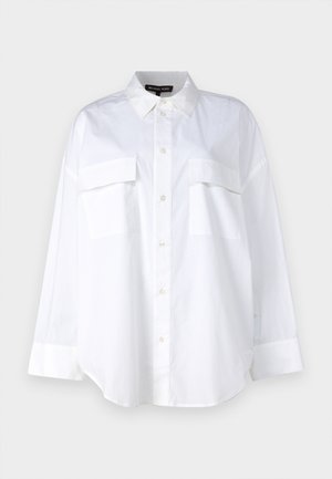 Biała koszula zapinana na guziki, wykonana z bawełny, z klasycznym kołnierzykiem, dwoma kieszeniami na piersi oraz długimi rękawami z mankietami. Gładka tekstura.
