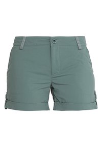 Shorts i dämpad grön, gjorda av lättviktsmaterial. Har en figursydd design, upprullade fållar, knappstängning och subtil kontrastsöm.