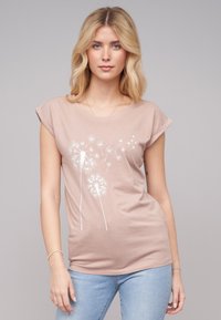Lyserød bomulds T-shirt med opfoldede ærmer, prydet med hvid dandelion grafikdesign. Blød tekstur, tætsiddende pasform og rund halsudskæring.