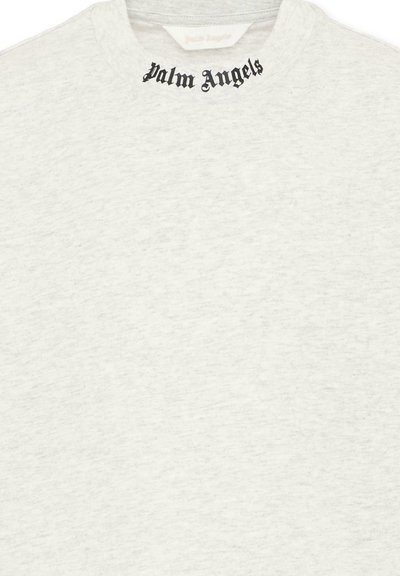 T-shirt gris clair à col rond avec l'inscription "Palm Angels" en police anglaise ancienne noire sur la zone du col avant.